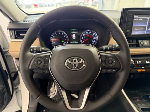 Used 2019 Toyota RAV4 XLE Premium FWD image 16