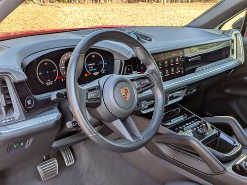 Certified 2025 Porsche Cayenne GTS AWD/4WD image 4