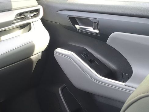 Used 2022 Toyota Highlander XLE image 23