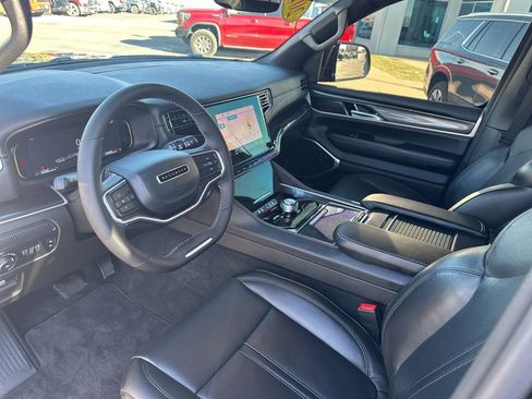 Used 2023 Jeep Wagoneer Base image 17