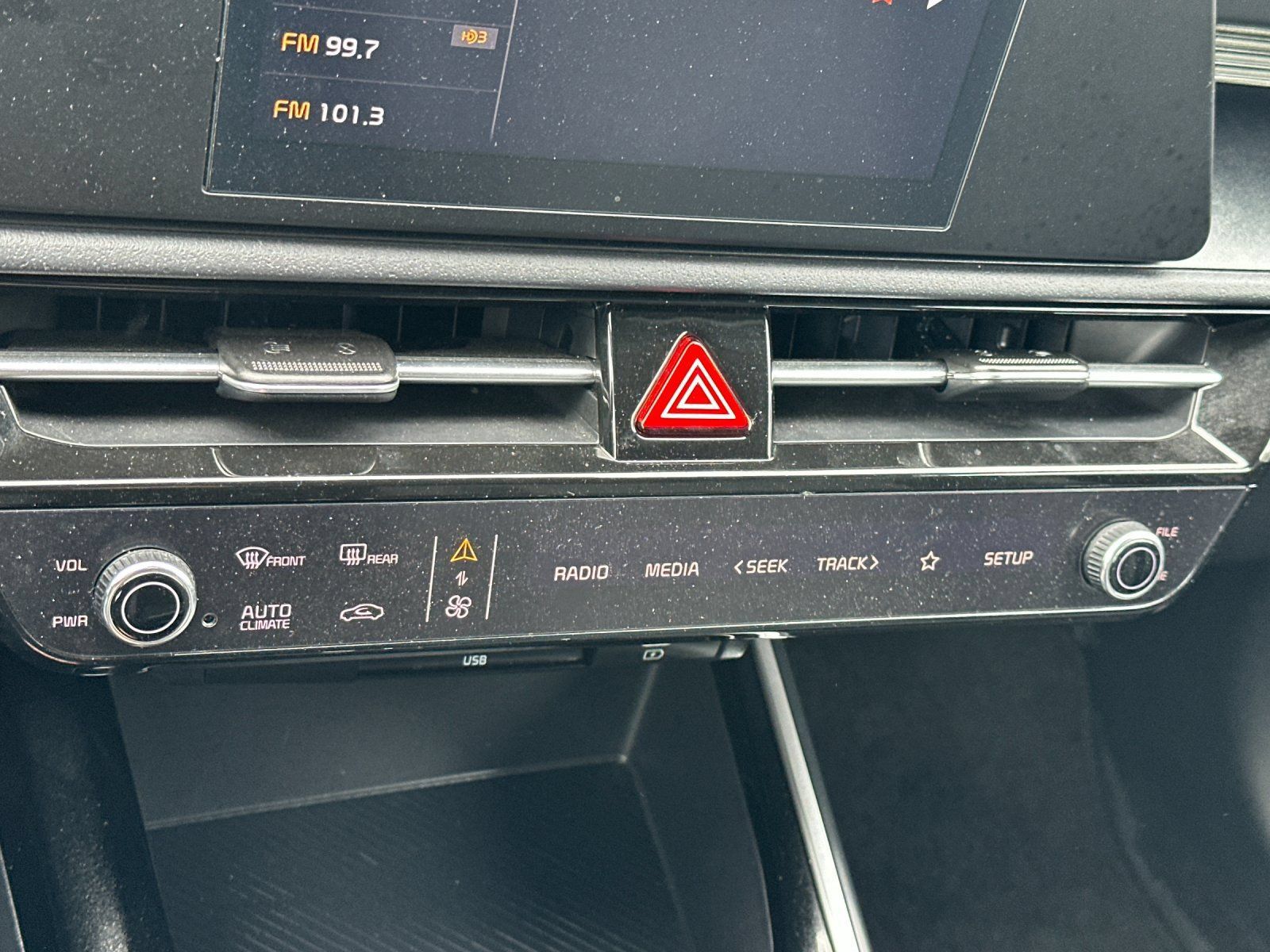 Used 2025 Kia Niro LX FWD image 19