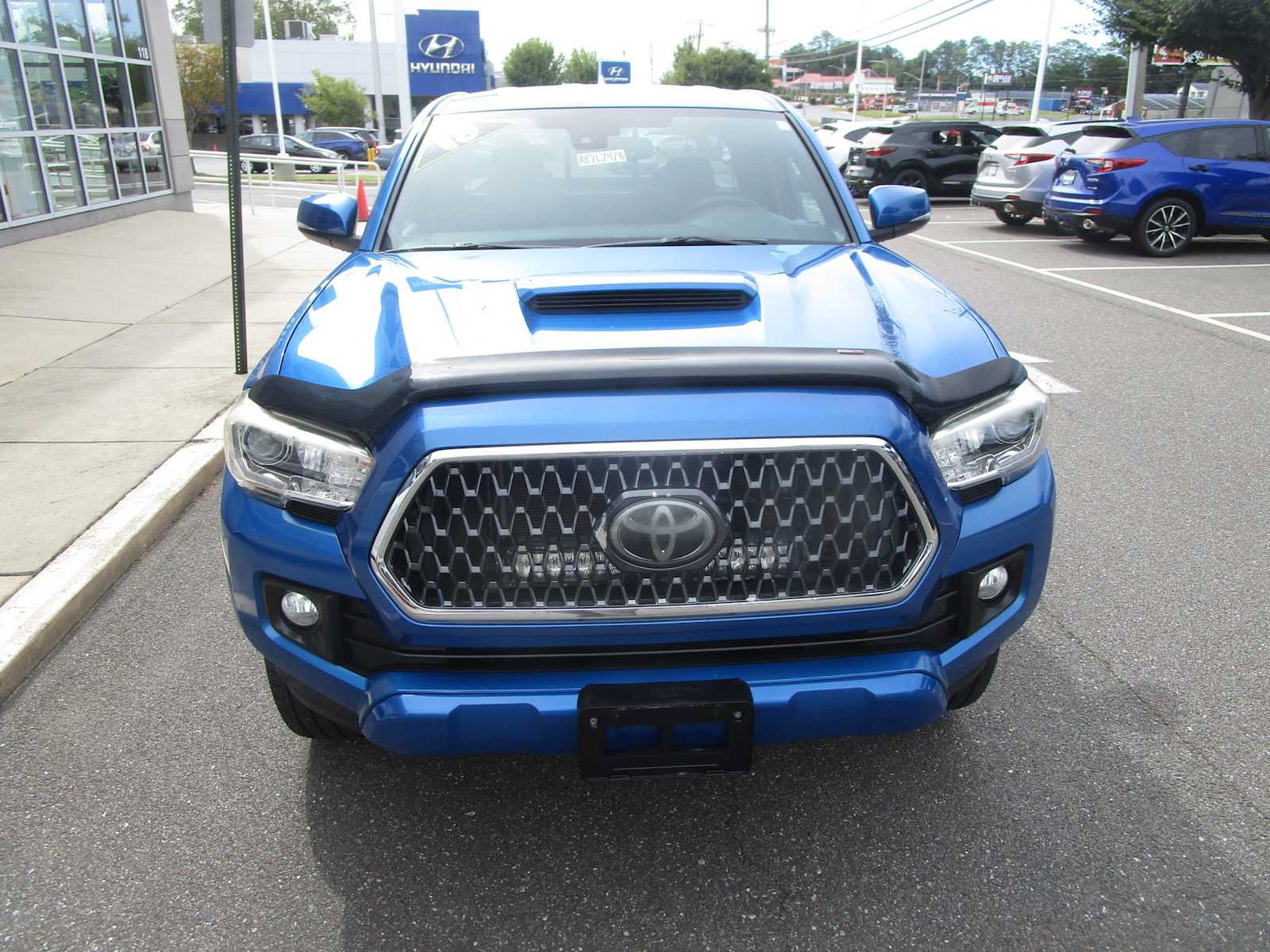 Used 2018 Toyota Tacoma TRD Sport AWD/4WD image 3