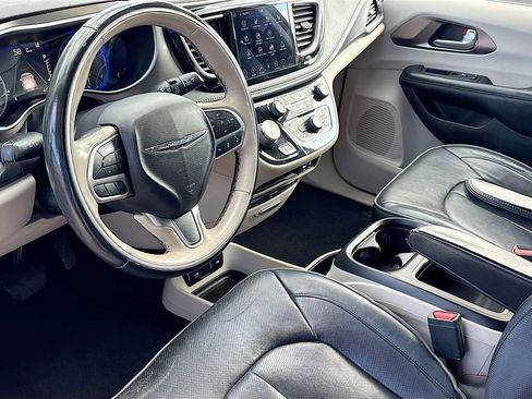 Used 2018 Chrysler Pacifica Limited w/ Tire & Wheel Group image 9
