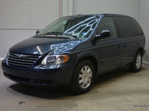 Used 2006 Chrysler Town & Country FWD image 2