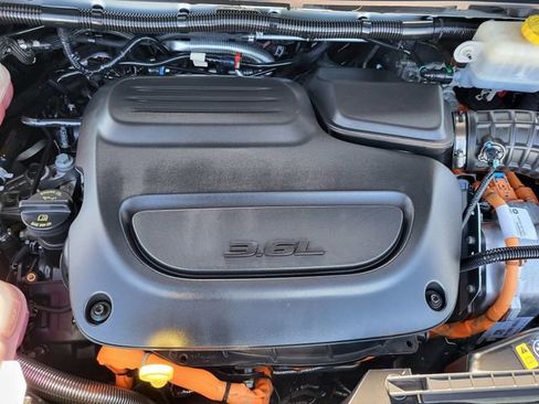 Certified 2024 Chrysler Pacifica Limited FWD image 29