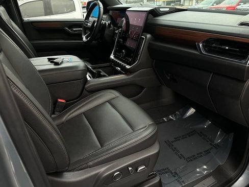 Certified 2025 GMC Yukon Denali image 17