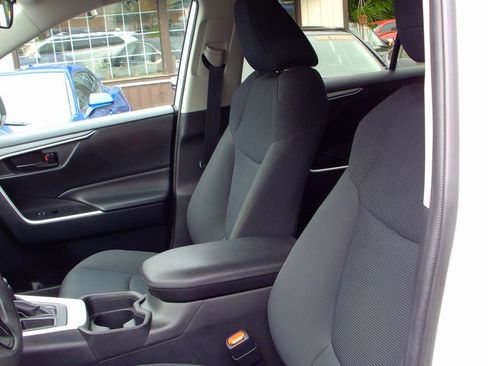 Used 2019 Toyota RAV4 LE w/ Carpet Mat Package FWD image 7