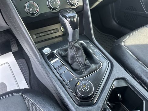 Used 2022 Volkswagen Taos SE w/ Panoramic Sunroof Package image 16