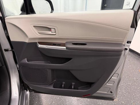 Used 2024 Toyota Sienna LE AWD/4WD image 7