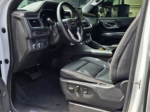 Used 2023 GMC Yukon SLT w/ SLT Premium Package image 16