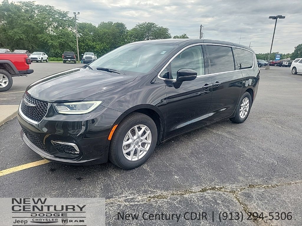 Used 2023 Chrysler Pacifica Touring-L FWD image 1