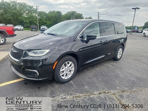 Used 2023 Chrysler Pacifica Touring-L FWD image 1