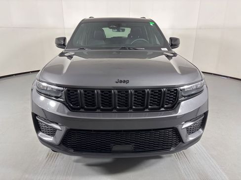 Used 2025 Jeep Grand Cherokee Altitude AWD/4WD image 3
