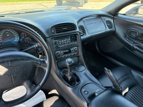 Used 2004 Chevrolet Corvette Convertible w/ Preferred Equipment Group RWD image 21