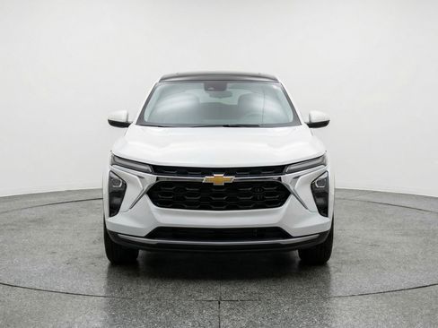 Used 2025 Chevrolet Trax LT image 2