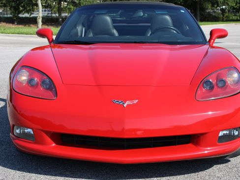 Used 2007 Chevrolet Corvette Coupe w/ Performance Package RWD image 8