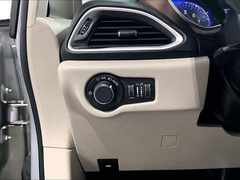 Used 2022 Chrysler Voyager LX image 39