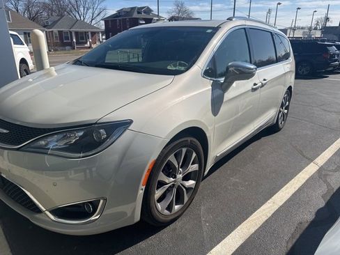 Used 2020 Chrysler Pacifica Limited image 1