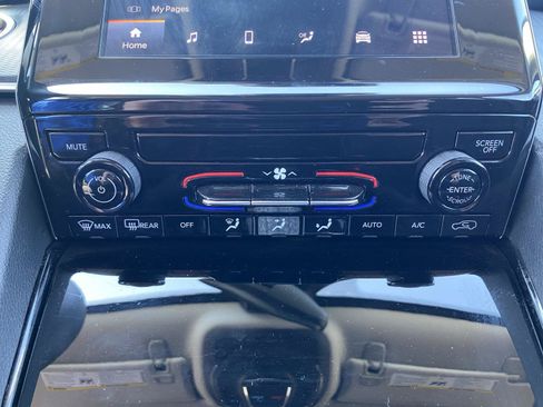 Used 2023 Jeep Grand Cherokee Laredo AWD/4WD image 24