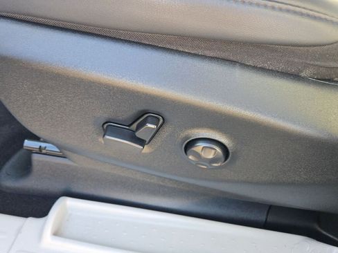 Used 2024 Chrysler Pacifica Touring-L image 21