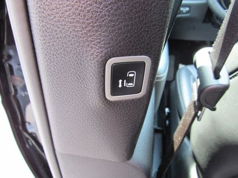 Used 2025 Chrysler Pacifica Select FWD image 34