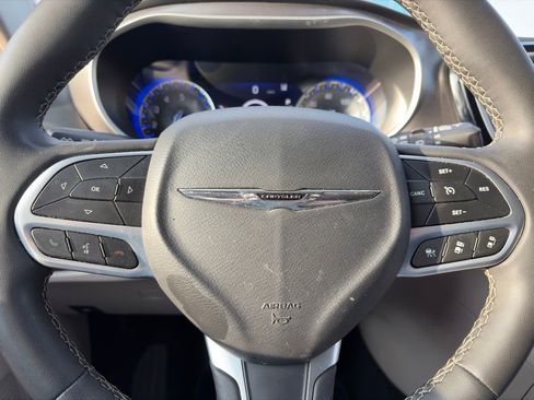 Used 2023 Chrysler Pacifica Touring-L FWD image 19