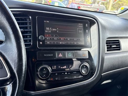 Used 2017 Mitsubishi Outlander SEL image 23