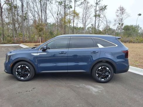 Used 2025 Kia Sorento S w/ Panoramic Sunroof Package image 2
