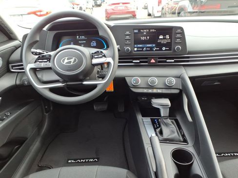 New 2026 Hyundai Elantra SE image 7