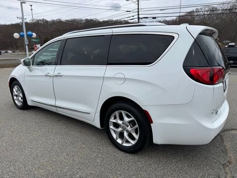 Used 2020 Chrysler Pacifica Touring-L image 7