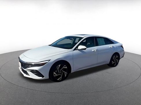 Used 2025 Hyundai Elantra Limited image 8