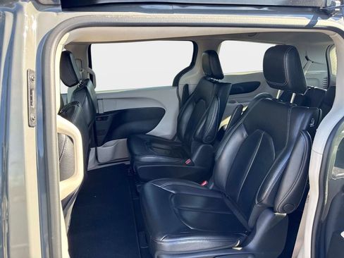 Used 2022 Chrysler Pacifica Touring-L image 14