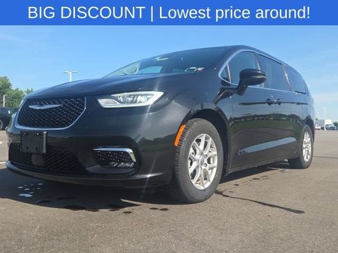 Used 2023 Chrysler Pacifica Touring-L FWD image 2