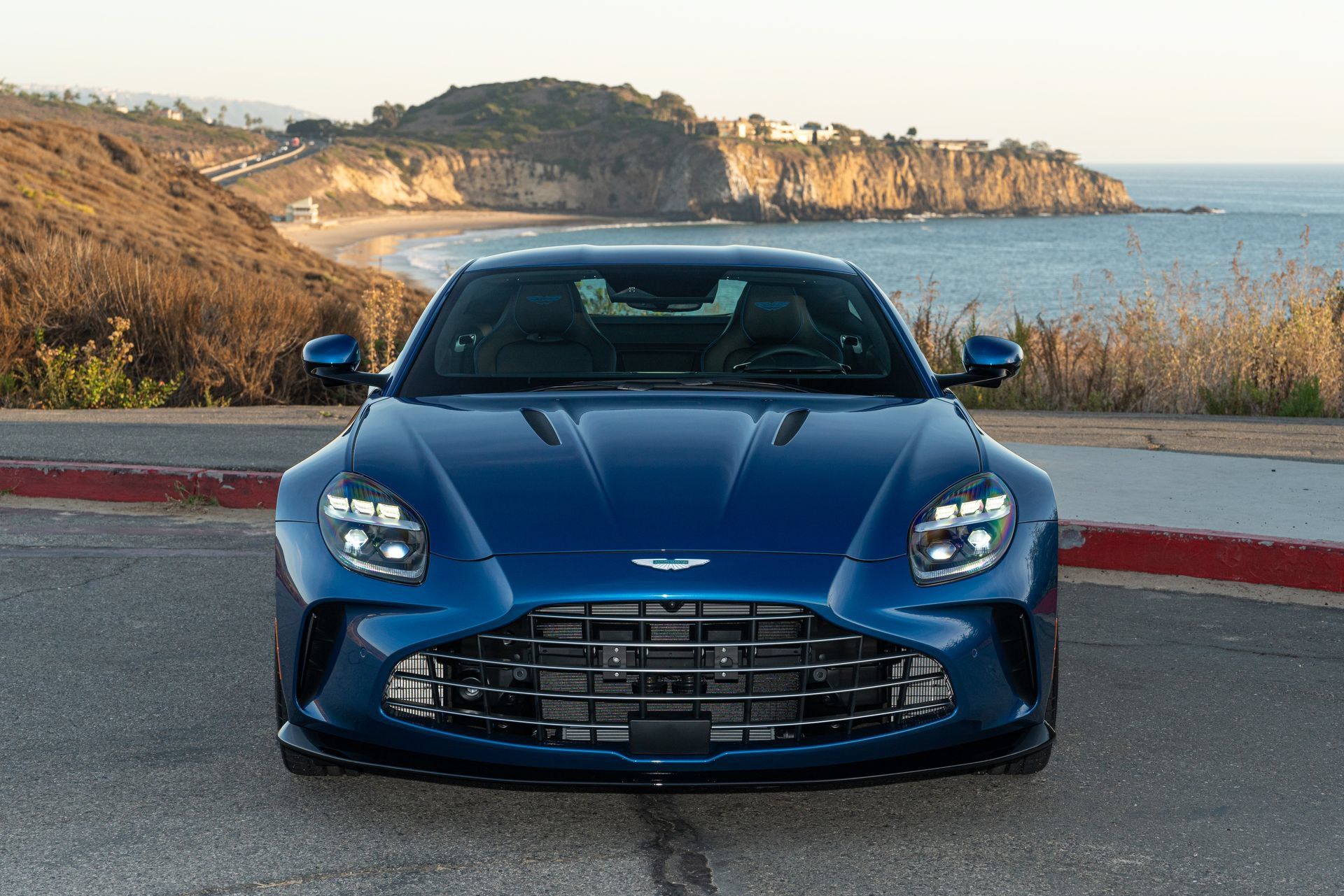Used 2025 Aston Martin V8 Vantage Coupe RWD image 5
