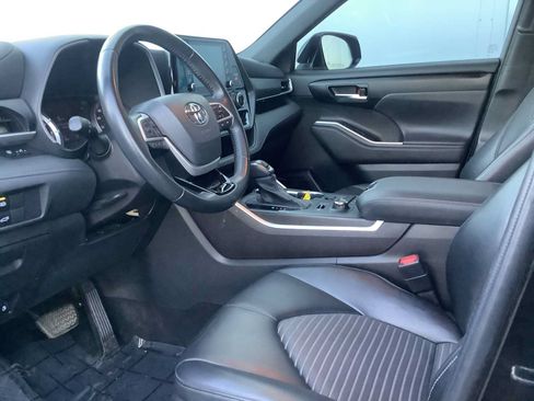 Used 2022 Toyota Highlander XSE AWD/4WD image 3