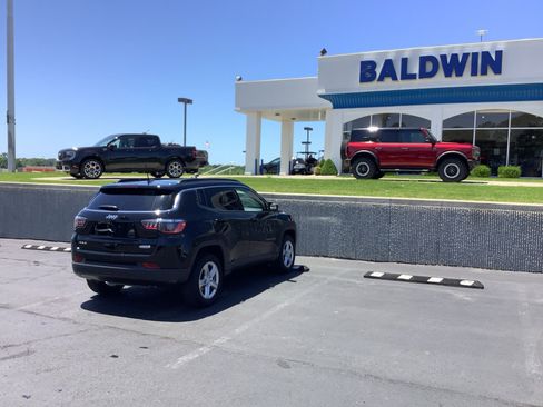 Used 2023 Jeep Compass Latitude w/ Sun and Sound Group image 7