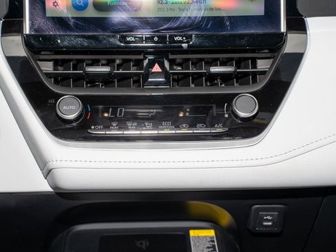 Used 2025 Toyota Corolla SE w/ SE Premium Package image 23