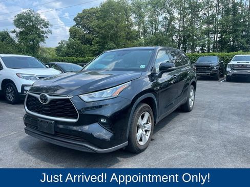Used 2020 Toyota Highlander LE FWD image 3