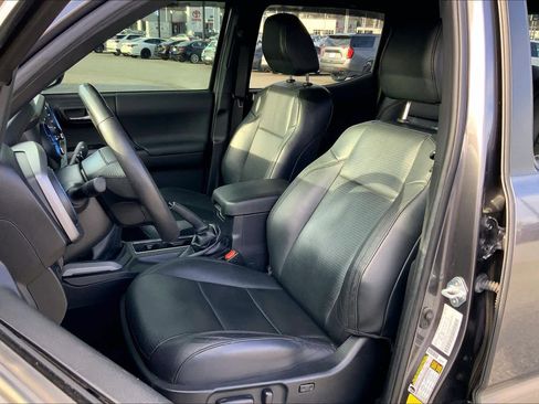 Used 2022 Toyota Tacoma TRD Sport w/ TRD Premium Sport Package AWD/4WD image 8