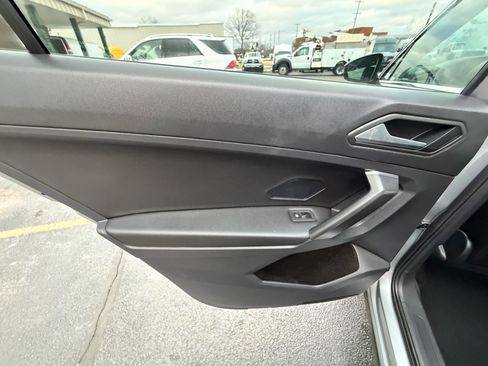 Used 2021 Volkswagen Tiguan SE image 11