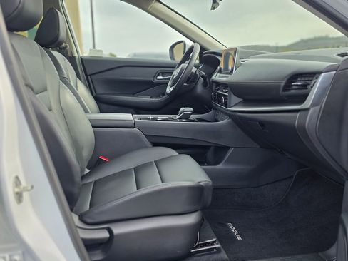 Used 2024 Nissan Rogue SV w/ SV Premium Package image 10