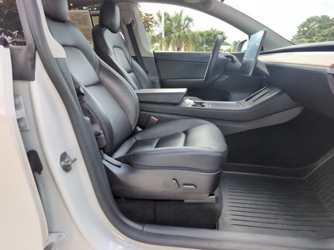 Used 2022 Tesla Model Y Performance AWD/4WD image 33