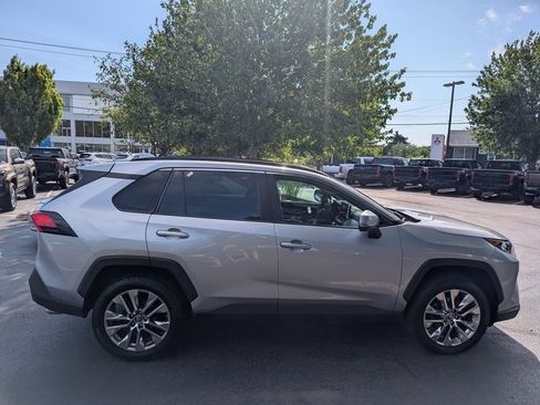 Used 2019 Toyota RAV4 XLE Premium AWD/4WD image 9