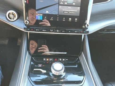 Used 2024 Jeep Wagoneer L Series II w/ Flexible Seating Group image 15