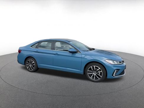 Used 2025 Volkswagen Jetta SE image 2