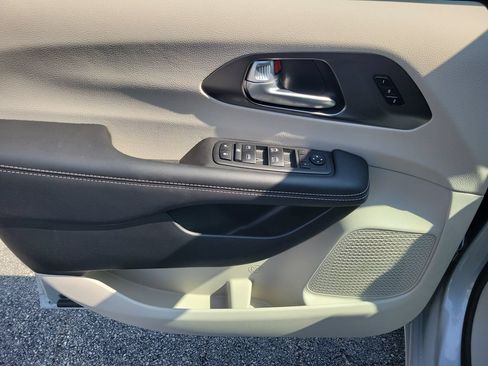 Certified 2024 Chrysler Pacifica Touring-L FWD image 17