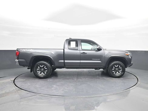 Used 2018 Toyota Tacoma TRD Off-Road image 9