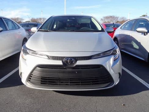 Used 2023 Toyota Corolla LE image 2