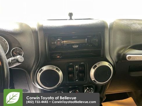 Used 2016 Jeep Wrangler Unlimited Rubicon image 13