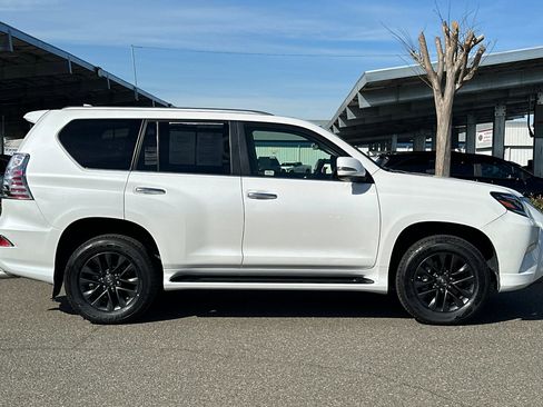 Used 2020 Lexus GX 460 Premium w/ Premium Package image 3